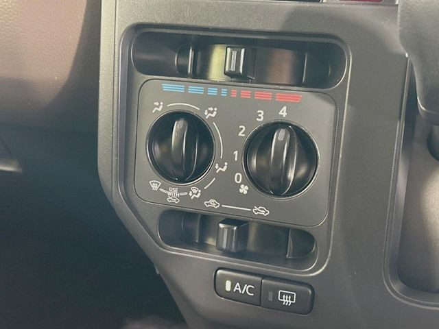 寒い冬も暑い夏も全席に快適な空調を届けてくれる、ダイヤル式エアコンを装備♪