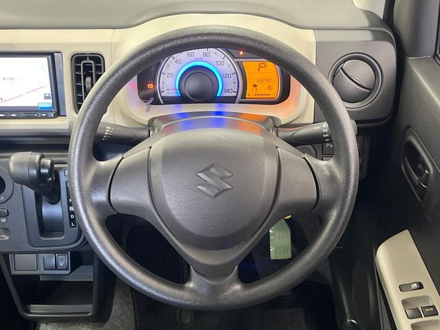 �C���e���A�ɍ��킹���f�U�C���̃X�e�A�����O�́A�^�]�������̂��Ƃ��l���A�^�]���₷���`��A�傫���ł��B�����x�A���ۂɐG���Ă��m���߂��������B