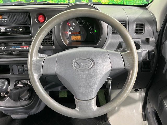 �C���e���A�ɍ��킹���f�U�C���̃X�e�A�����O�́A�^�]�������̂��Ƃ��l���A�^�]���₷���`��A�傫���ł��B�����x�A���ۂɐG���Ă��m���߂��������B