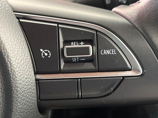 【クルーズコントロール】高速道路もラクラク走行。アクセルを離しても一定速度で走行ができ、長距離運転時の負担を軽減!加速・減速も簡単なスイッチ操作で調整できます。