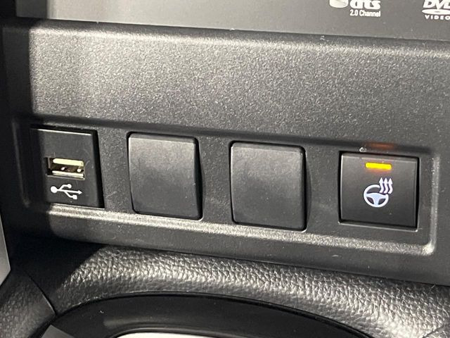 【ステアリングヒーター】冬場に冷たくなりやすい革巻きステアリングを、スイッチ一つで素早く適温に!エアコンよりも早く温まってくれるので、寒い日の運転も快適