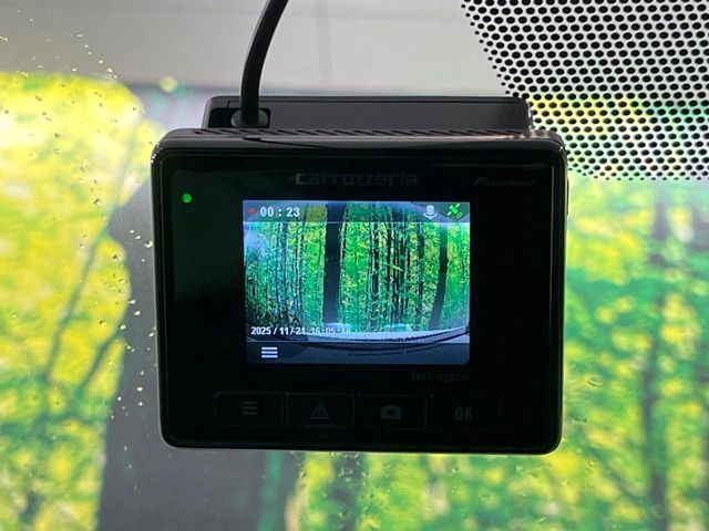 【ドライブレコーダー】安心・安全なカーライフに必須のドライブレコーダーを装備!走行中はもちろん、あおり運転や事故に遭遇した際の状況も映像で記録し、万一のリスクに備えます。