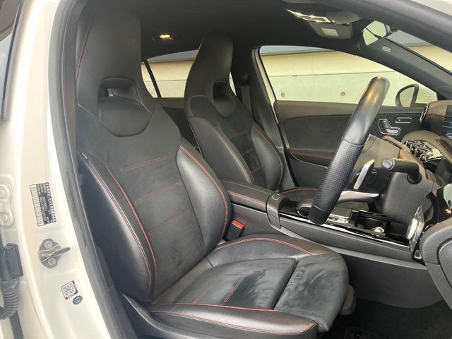 ●前席:ゆったりとしたドライバースペースで、長時間の運転でも快適にお過ごしいただけます。