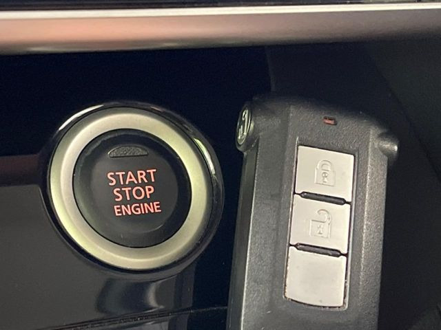 【インテリジェントキー】カバンやポケットに入れたままでもドアの施錠・解錠が可能なスマートキーを装備。エンジンのオン・オフ時もカギを取り出す必要が無いからとっても便利です♪