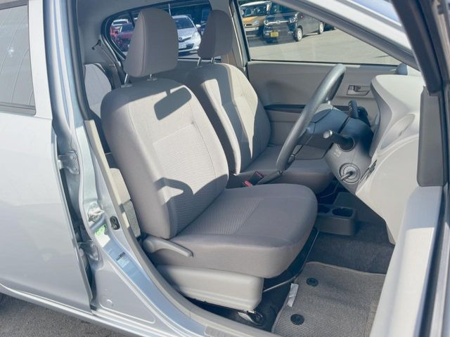 運転席シート廻りは使用感も少なく、良好な状態となっています。前オーナー様が丁寧に使っていたことがよくわかりますね。