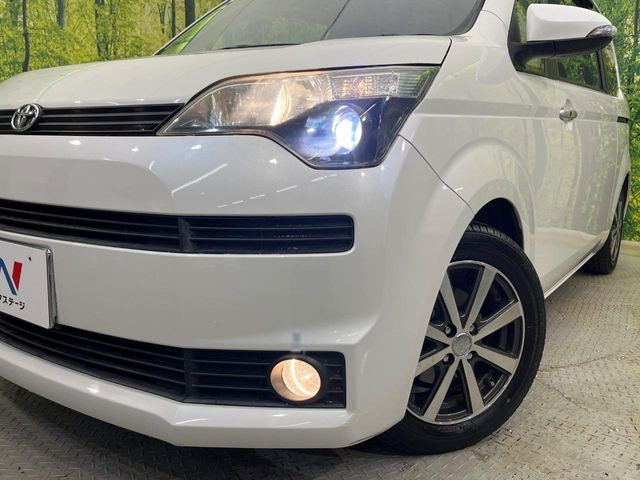 【HIDヘッドライト】非常に明るく前方を照らしてくれるので、悪天候や夜間の走行時も視界良好で安心してお乗りいただけます。