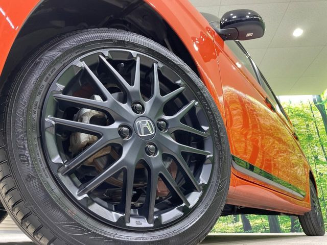 【純正15インチアルミホイール】外観にマッチした純正アルミホイールを装着しております。各種社外アルミホイールや、スタッドレスタイヤも取扱いしております。是非ご相談ください♪