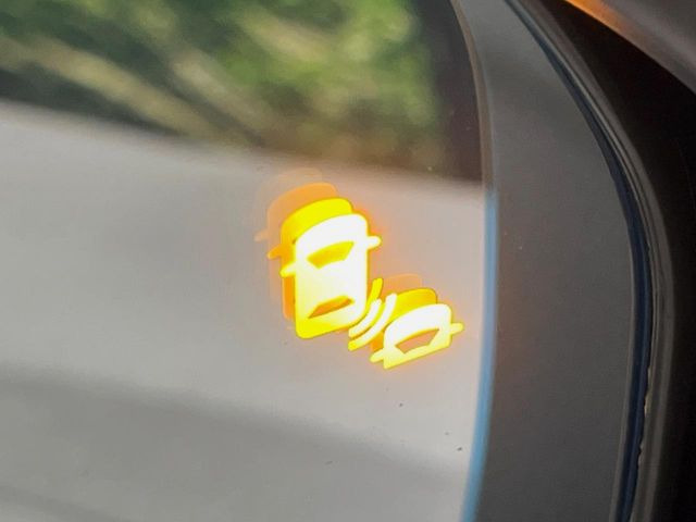 【ブラインドスポットインフォメーション】走行中、ドアミラーの死角になりやすい箇所に後続車が接近するとサイドミラー付近に警告を表示、ドライバーに注意喚起をしてくれます。