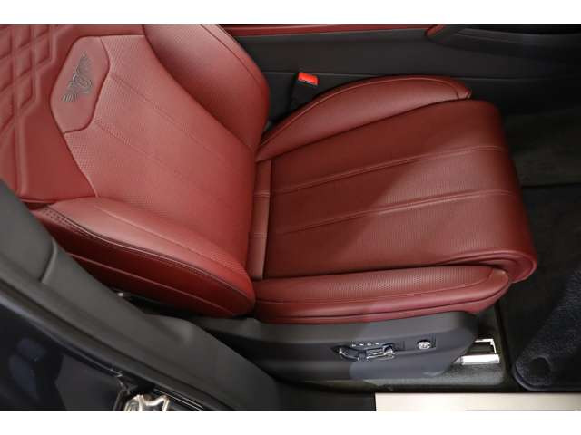 ハンドクラフトによる繊細な仕上げが魅力のベンテイガは、ラグジュアリーSUVの中でも格別の存在感を放ちます。