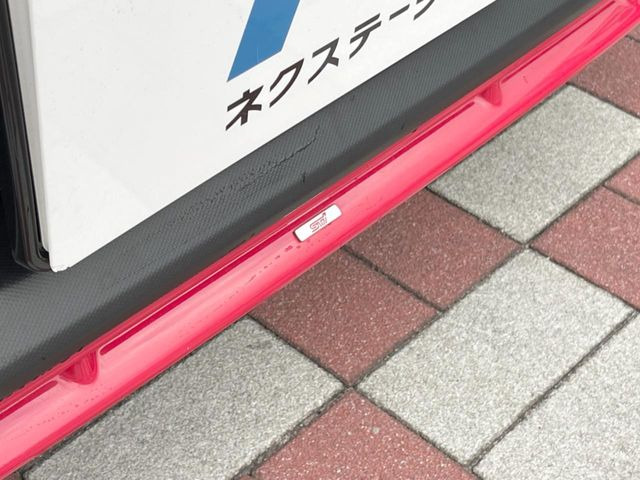 【STIエアロパッケージ】フロント・サイド・リアをSTIのエアロで統一。外観のスポーティーさを際立たせてくれるだけでなく、高速走行時の空力バランスを最適化してくれます。