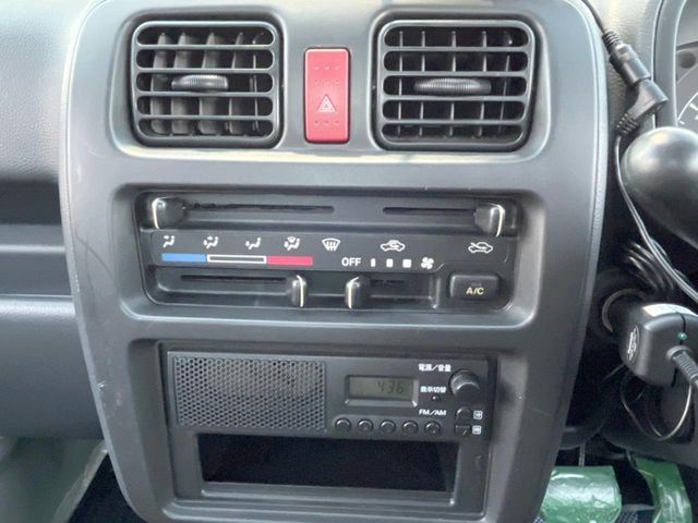 寒い冬も暑い夏も全席に快適な空調を届けてくれる、ダイヤル式エアコンを装備♪