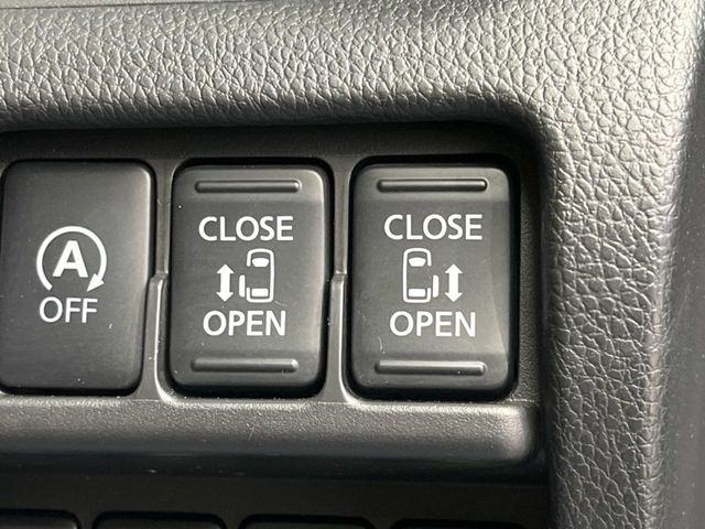 【両側パワースライドドア】スマートキーや運転席のスイッチで後席両側スライドドアの開閉が可能♪電動だから力を入れてドアを開ける必要が無く、小さなお子様でも簡単に開け閉めでき快適です♪