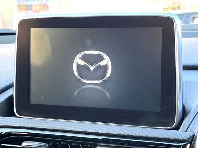 【マツダコネクトナビ】車内の雰囲気にマッチした一体型タイプのナビ。各種車輌設定やBluetooth再生等、様々な機能が楽しめます。直感的なダイヤル操作が可能で、使い勝手も良好です。