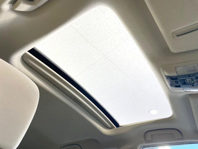 【サンルーフ】開放感たっぷりの希少装備、サンルーフが装着されています!車内に明かりを取り入れたり景色を楽しむ以外にも、車内の空気も簡単に換気できて快適です!