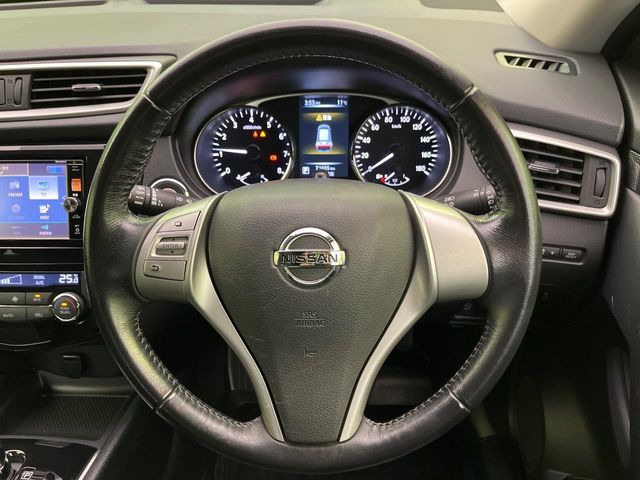 �C���e���A�ɍ��킹���f�U�C���̃X�e�A�����O�́A�^�]�������̂��Ƃ��l���A�^�]���₷���`��A�傫���ł��B�����x�A���ۂɐG���Ă��m���߂��������B