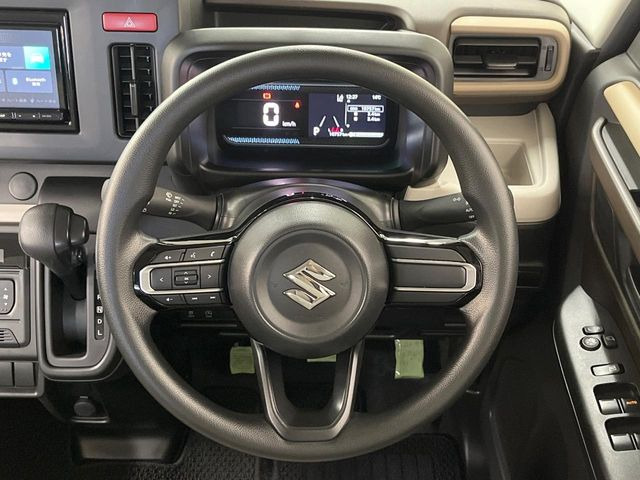 �C���e���A�ɍ��킹���f�U�C���̃X�e�A�����O�́A�^�]�������̂��Ƃ��l���A�^�]���₷���`��A�傫���ł��B�����x�A���ۂɐG���Ă��m���߂��������B