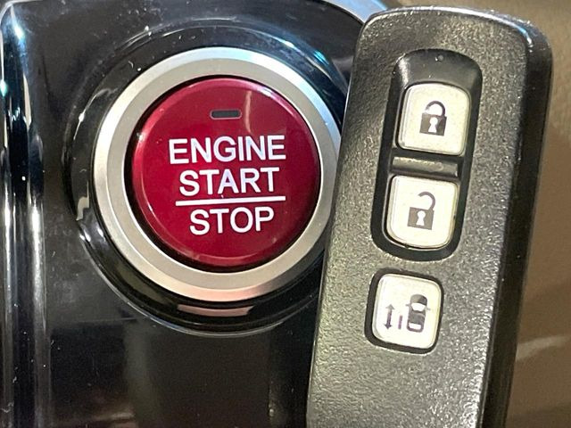 �yHonda�X�}�[�g�L�[�z�J�o����|�P�b�g�ɓ��ꂽ�܂܂ł��h�A�̎{���E�������\�ȃX�}�[�g�L�[�𑕔��B�G���W���̃I���E�I�t�����J�M�����o���K�v����������Ƃ��Ă��֗��ł���