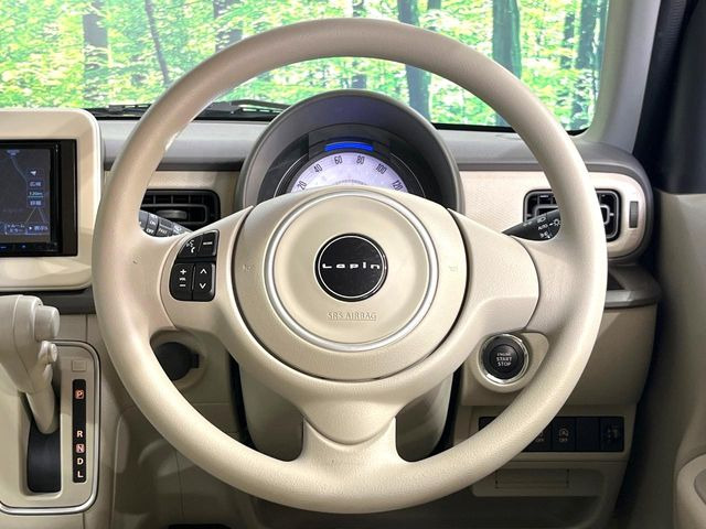 インテリアに合わせたデザインのステアリングは、運転される方のことも考え、運転しやすい形状、大きさです。是非一度、実際に触ってお確かめください。