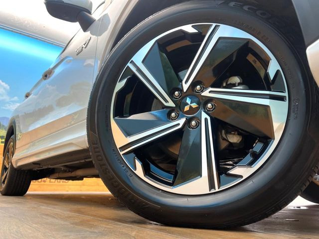 【純正18インチアルミホイール】外観にマッチした純正アルミホイールを装着しております。各種社外アルミホイールや、スタッドレスタイヤも取扱いしております。是非ご相談ください♪