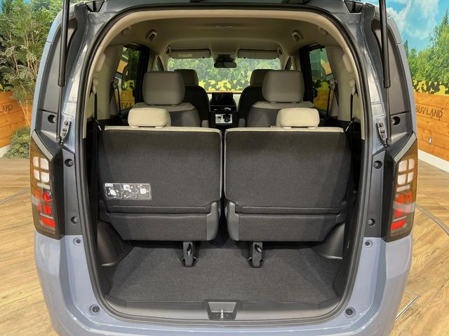 普段のお買い物や通勤、送迎等に十分な荷室スペースを確保しております。セカンドシートを倒すと、大きな荷物の積載も可能です♪