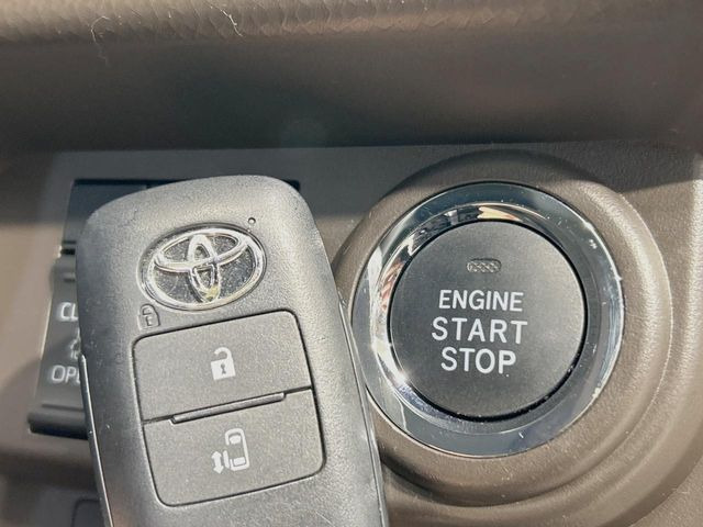 【スマートキー】カバンやポケットに入れたままでもドアの施錠・解錠が可能なスマートキーを装備。エンジンのオン・オフ時もカギを取り出す必要が無いからとっても便利です♪