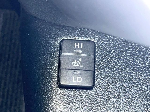 【シートヒーター】寒い日に重宝するシートヒーター!エアコンより早く温まってくれるので寒がりの人も安心ですね♪エアコンの温風は乾燥するから苦手、という方にもをおすすめです。