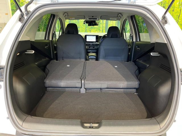 ���i�̂���������ʋ΁A���}���ɏ\���ȉ׎��X�y�[�X���m�ۂ��Ă���܂��B�Z�J���h�V�[�g��|���ƁA�傫�ȉו��̐ύڂ��\�ł���