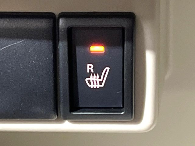 【シートヒーター】寒い日に重宝するシートヒーター!エアコンより早く温まってくれるので寒がりの人も安心ですね♪エアコンの温風は乾燥するから苦手、という方にもをおすすめです。