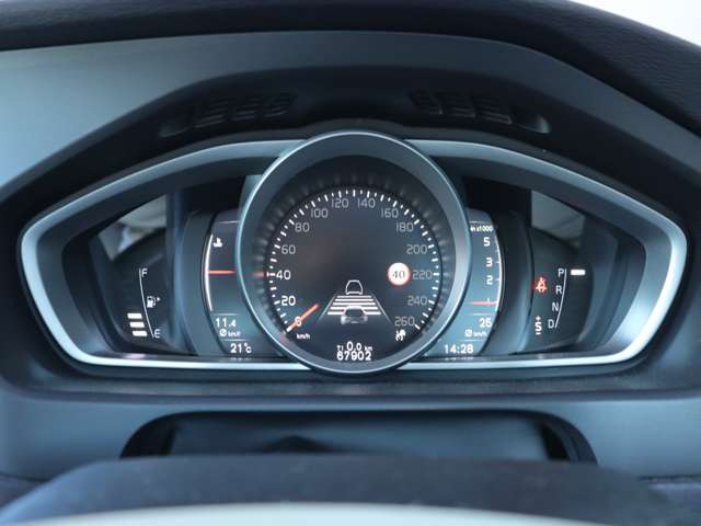 【ご納車後6ヶ月の無料点検】納車から半年経過した時点で再度お車の消耗具合を点検する事によって、不具合箇所の早期発見や今後のメンテナンスに関しての適切な助言をさせて頂く事が可能です。