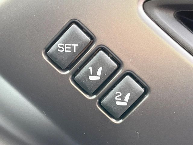 【メモリー機能付きパワーシート】ドライバーごとに設定したシート位置を記憶して、ボタン一つで切り替えできる便利な機能!運転する方が複数名いらっしゃるご家庭におすすめです♪