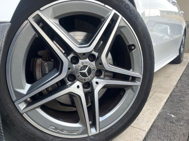 ●純正18インチアルミホイール:輸入車ならではの卓越した走りを支えるホイールと足回りです!日本車の走りに慣れている方にもぜひ体感して頂きたい程高いレベルでまとまっています!