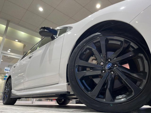 �y����18�C���`�A���~�z�C�[���z�O�ςɃ}�b�`���������A���~�z�C�[���𑕒����Ă���܂��B�e��ЊO�A���~�z�C�[����A�X�^�b�h���X�^�C�����戵�����Ă���܂��B���񂲑��k����������