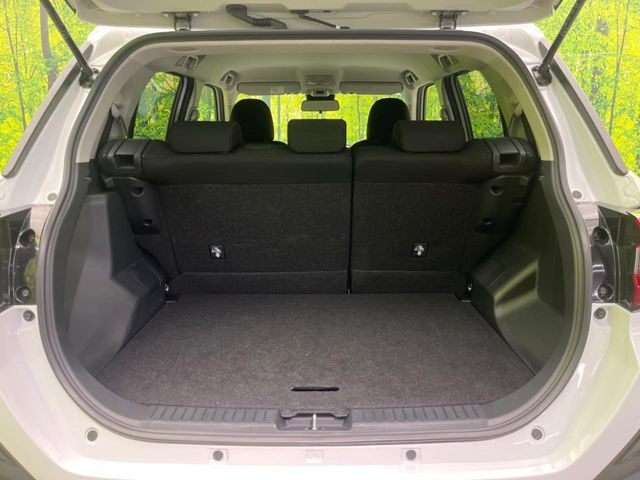 ���i�̂���������ʋ΁A���}���ɏ\���ȉ׎��X�y�[�X���m�ۂ��Ă���܂��B�Z�J���h�V�[�g��|���ƁA�傫�ȉו��̐ύڂ��\�ł���