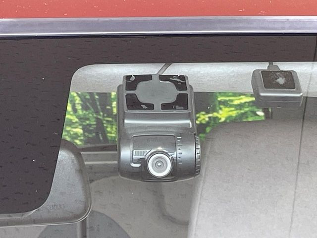 【ドライブレコーダー】安心・安全なカーライフに必須のドライブレコーダーを装備!走行中はもちろん、あおり運転や事故に遭遇した際の状況も映像で記録し、万一のリスクに備えます。