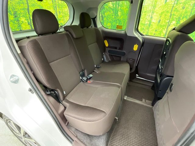 後部座席も気になるようなキズ・汚れやへたり等、大きなダメージはなく、良好な状態です。