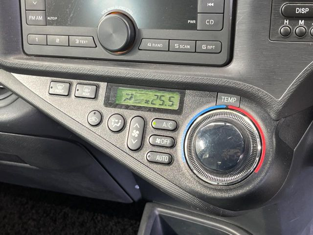 【オートエアコン】一度お好みの温度に設定すれば、車内の温度を検知し風量や温度を自動で調整。暑い…寒い…と何度もスイッチ操作をする必要はありません。快適な車内空間には必須の機能ですね♪