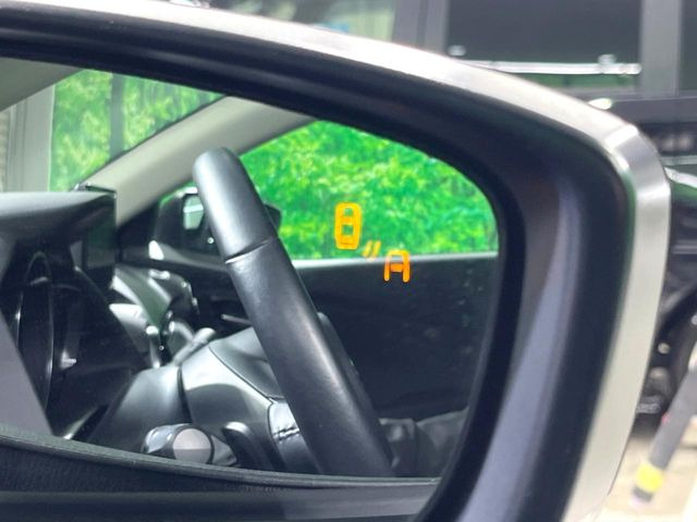 �y�u���C���h�X�|�b�g���j�^�����O�z���s���A�h�A�~���[�̎��p�ɂȂ�₷���ӏ��Ɍ㑱�Ԃ��ڋ߂���ƃT�C�h�~���[�t�߂Ɍx����\���A�h���C�o�[�ɒ��ӊ��N�����Ă���܂��B