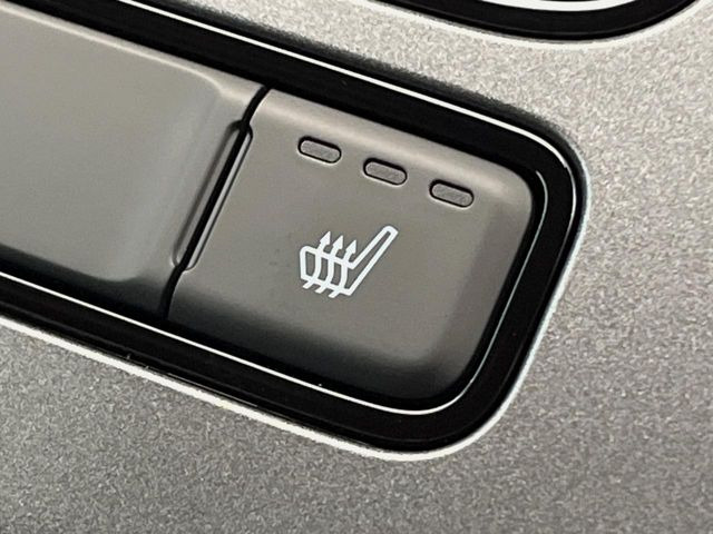 【シートヒーター】寒い日に重宝するシートヒーター!エアコンより早く温まってくれるので寒がりの人も安心ですね♪エアコンの温風は乾燥するから苦手、という方にもをおすすめです。