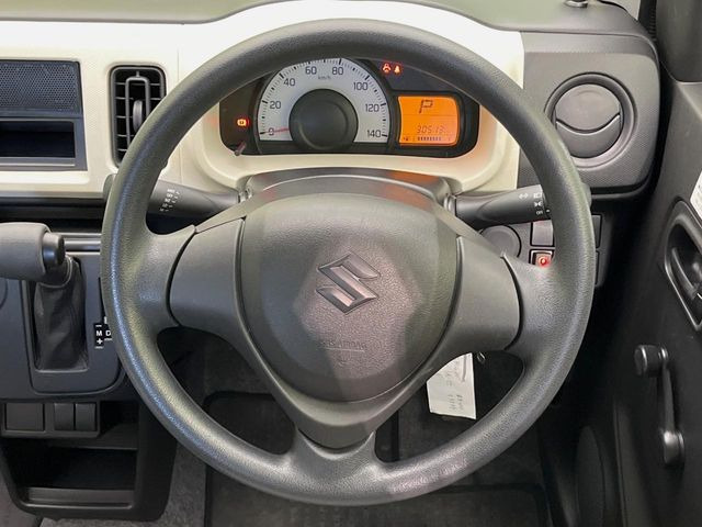 �C���e���A�ɍ��킹���f�U�C���̃X�e�A�����O�́A�^�]�������̂��Ƃ��l���A�^�]���₷���`��A�傫���ł��B�����x�A���ۂɐG���Ă��m���߂��������B