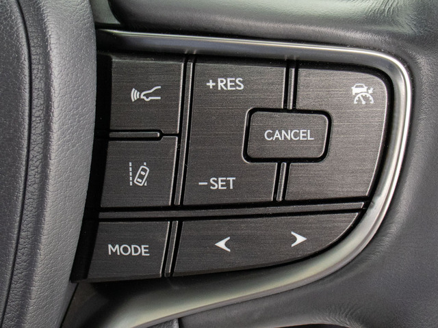 禁煙車です!室内は嫌なニオイも無く、すごく綺麗な状態です!禁煙車・・特にセダンタイプのお車では少ないですよね!!タバコのニオイが苦手なお客様必見です!快適にご乗車頂けます!!