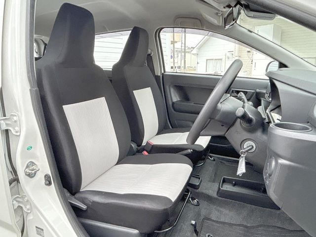 運転席まわりには十分なスペースがあり、大柄な方でもゆったり運転していただける環境です。