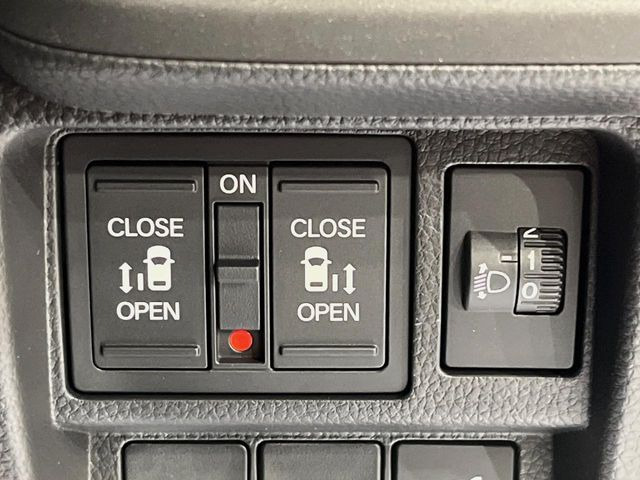 【両側パワースライドドア】スマートキーや運転席のスイッチで後席両側スライドドアの開閉が可能♪電動だから力を入れてドアを開ける必要が無く、小さなお子様でも簡単に開け閉めでき快適です♪