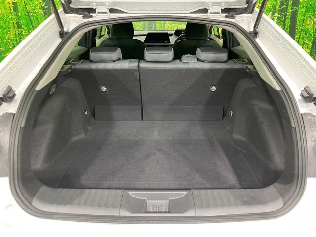 ラゲッジルームは、大容量のスペースを確保。普段のお買い物からレジャーまで、幅広く活躍してくれます!また、リアシートを倒すことでバリエーション豊かにお使いいただけます。