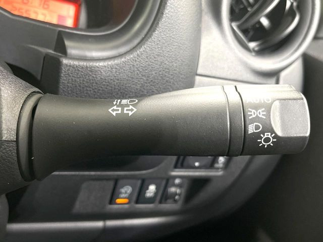 【オートライト】周りの明るさに応じて自動でヘッドライトの点灯・消灯ができる機能です!ライトの付け忘れ・消し忘れなどが無くなり、雨の日や夕方の走行も安心!トンネル通過時も便利ですね♪