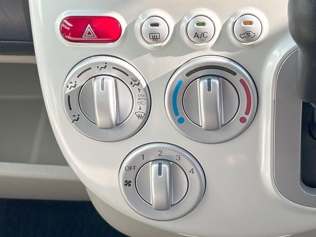 寒い冬も暑い夏も全席に快適な空調を届けてくれる、ダイヤル式エアコンを装備♪