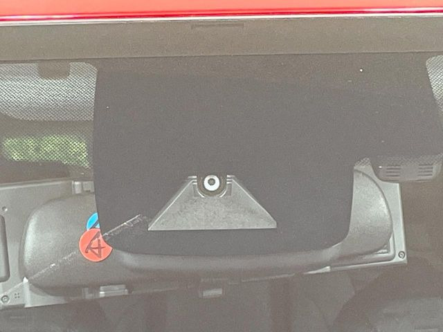 【トヨタセーフティセンス】走行中に前方の車両等を認識し、衝突しそうな時は警報とブレーキで衝突回避と被害軽減をアシスト。より安全にドライブをお楽しみいただけます。