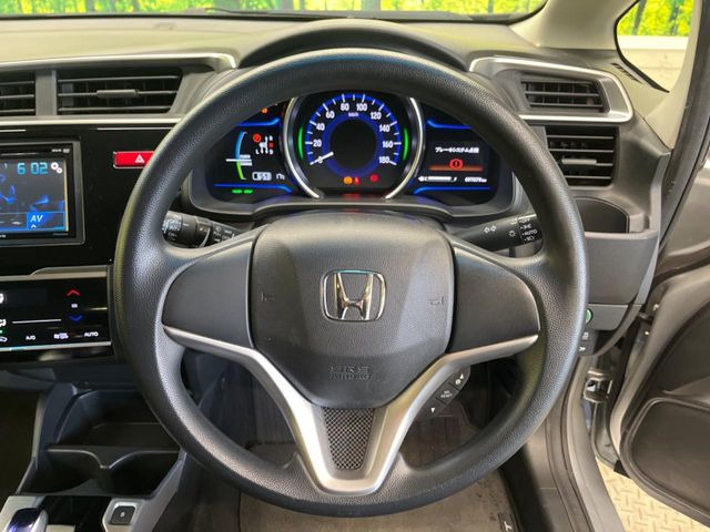 �C���e���A�ɍ��킹���f�U�C���̃X�e�A�����O�́A�^�]�������̂��Ƃ��l���A�^�]���₷���`��A�傫���ł��B�����x�A���ۂɐG���Ă��m���߂��������B