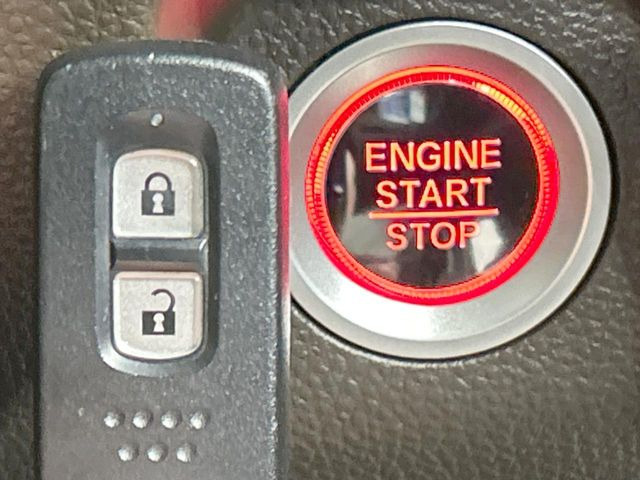 �yHonda�X�}�[�g�L�[�z�J�o����|�P�b�g�ɓ��ꂽ�܂܂ł��h�A�̎{���E�������\�ȃX�}�[�g�L�[�𑕔��B�G���W���̃I���E�I�t�����J�M�����o���K�v����������Ƃ��Ă��֗��ł���