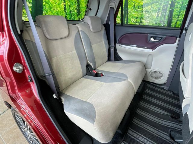 後部座席も気になるようなキズ・汚れやへたり等、大きなダメージはなく、良好な状態です。