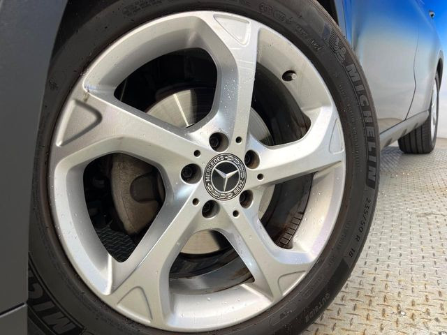 ●純正18インチアルミホイール:輸入車ならではの卓越した走りを支えるホイールと足回りです!日本車の走りに慣れている方にもぜひ体感して頂きたいほど、高いレベルでまとまっています!